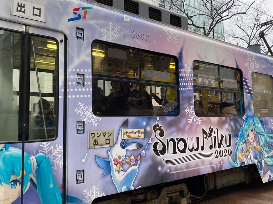 Snow Miku Tram Goes Every One Hour